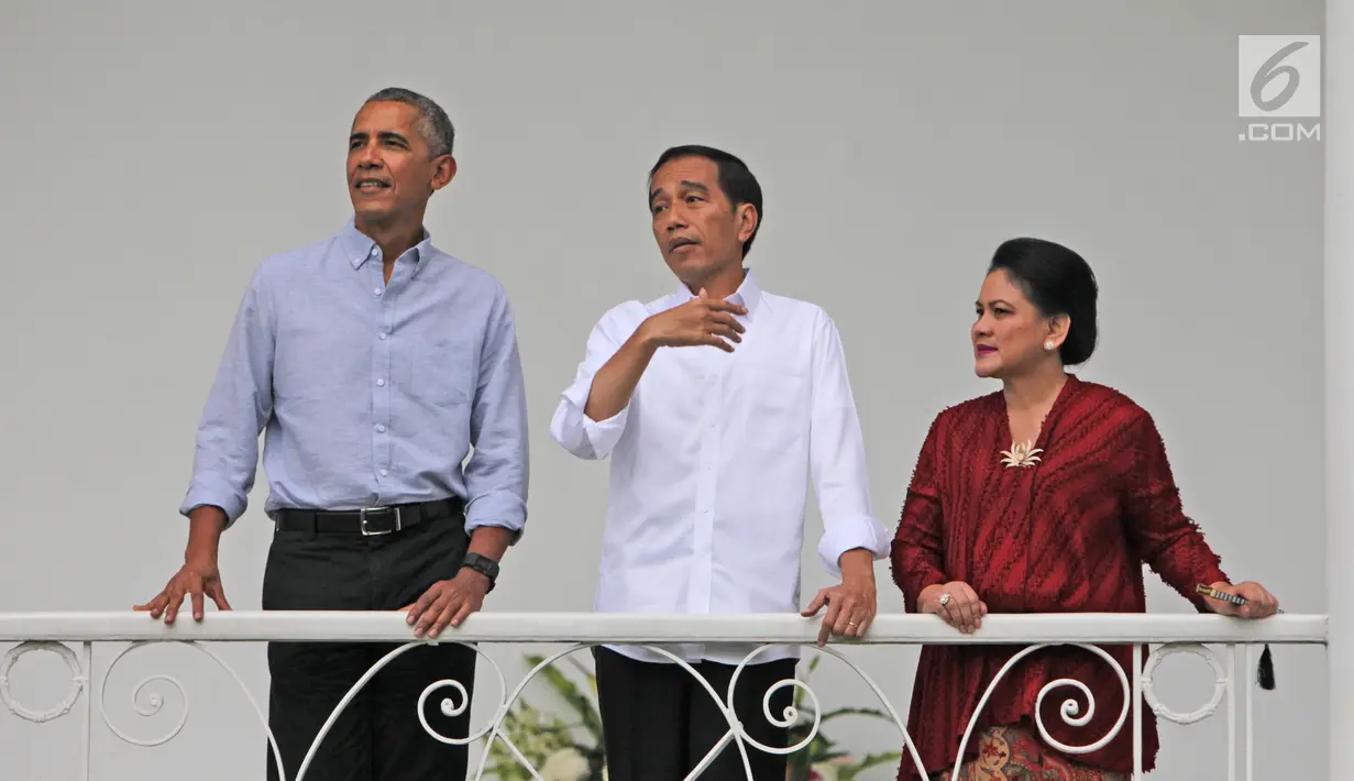 Presiden Jokowi didampingi Ibu Negara, Iriana Widodo saat berbincang dengan Presiden ke-44 AS, Barrack Obama di beranda Istana Presiden Bogor, Jumat (30/6). Kedatangan Obama di Istana Bogor atas undangan pribadi Jokowi.  (Liputan6.com/Angga Yuniar)