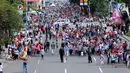 Warga memadati ruas Jalan Gajah Mada dan Hayam Wuruk, Jakarta untuk menyaksikan karnaval Cap Go Meh 2018, Minggu (4/3). Beragam atraksi budaya ditampilkan dalam karnaval perayaan Cap Go Meh 2018 di kawasan Glodok Jakarta. (Liputan6.com/Helmi Fithriansyah)