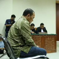 Setelah melalui proses beberapa bulan, akhirnya penyanyi Iwa Kusuma alias Iwa K mendengarkan vonis hakim. Penyanyi rap itu divonis 6 bulan dikurangi masa rehabilitasi. Vonis itu lebih ringan dari tuntutan 8 bulan penjara. (Adrian Putra/Bintang.com)