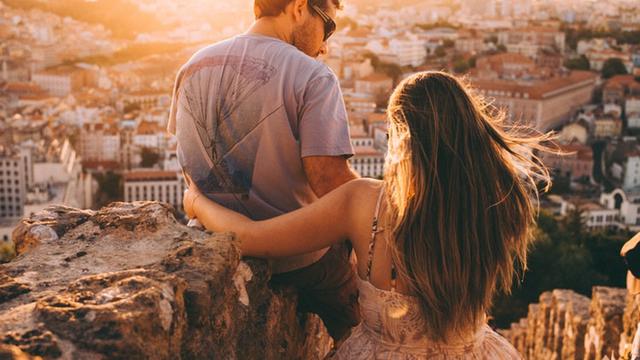 [Bintang] 5 Zodiak Ini Selalu Update Apapun tentang Pacar di Media Sosial