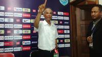 Pelatih Persela, Sutan Harharah, mundur dari jabatannya usai laga kontra PSM yang berakhir dengan skor 2-2, Jumat (2/9/2016). (Bola.com/Fahrizal Arnas)