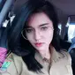 Oza Moza yang bernama asli Fuji Yanti berpose mengenakan kaca mata di dalam mobil. Wanita yang akrab dipanggil Oza Moza mencuri perhatian karena foto-foto dirinya yang diunggah ke instagram dibilang netizen mirip aktris Miyabi. (Instagram/@mozakitty95)