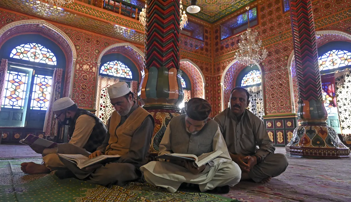 Umat Muslim membaca Alquran di dalam kuil Syekh Abdul Qadir Al-Jailani selama bulan suci Ramadhan di Srinagar (11/4/2022). Kuil bersejarah ini pernah dihadiri puluhan ribu umat Islam. (AFP/Tausef Mustafa)