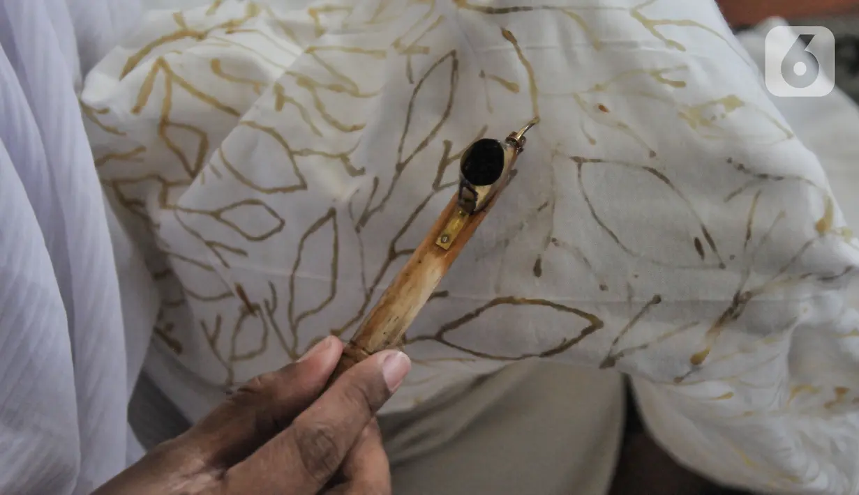 Warga menyelesaikan pembuatan batik saat pelatihan Batik Tulis Koja di Tempat Kumpul Kreatif (TKK) Pasar Permai, Jakarta Utara, Senin (3/10/2022). Pelatihan yang digelar komunitas Batik Tulis Koja tersebut diperuntukkan bagi masyarakat umum, terutama warga Jakarta Utara sebagai bentuk meningkatkan minat serta melestarikan budaya batik yang mulai tergerus zaman. (merdeka.com/Iqbal S. Nugroho)