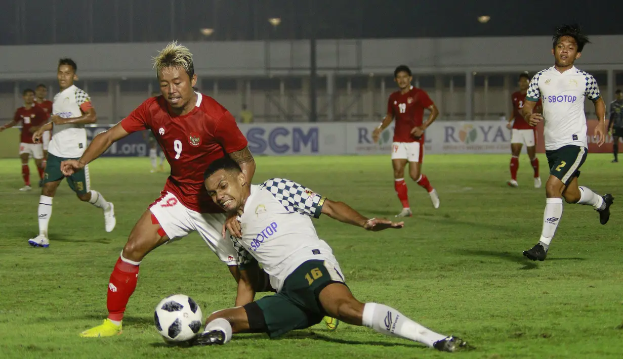 Kushedya Hari Yudo. Pemain asal Arema FC berusia 27 tahun ini merupakan tipikal striker impresif dan ganas yang mampu membuka ruang serta mencetak gol. Ia juga tidak kenal kompromi tidak takut untuk berduel dengan benteng pertahanan lawan. (Bola.com/M Iqbal Ichsan)