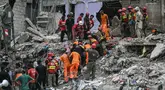 Para petugas penyelamat melakukan operasi pencarian di tengah puing-puing bangunan tempat tinggal yang runtuh di Karachi, Pakistan pada tanggal 5 Juli 2025. (Rizwan TABASSUM/AFP)