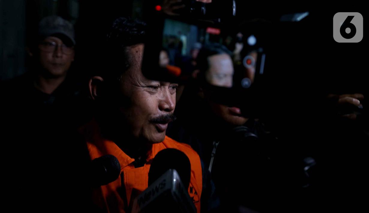 Wali Kota Madiun, Maidi saat menuju mobil tahanan usai pemeriksaan intensif di Gedung Merah Putih Komisi Pemberantasan Korupsi (KPK0, Jakarta, Selasa (20/1/2026). (Liputan6.com/Helmi Fithriansyah)