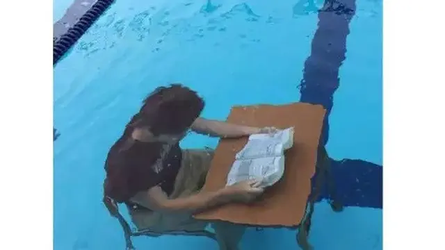 6 Tingkah Orang Berusaha Produktif di Kolam Renang Ini Kocak