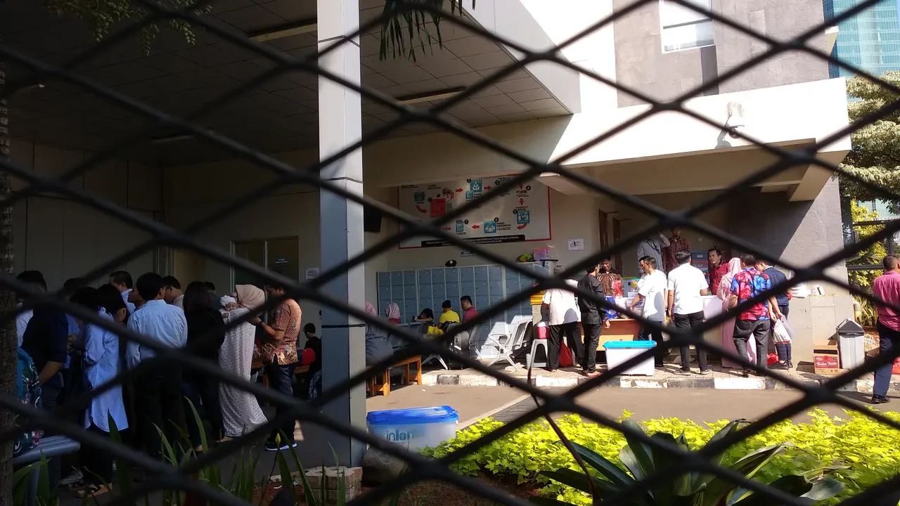 Makanan dan Keluarga Tahanan KPK Penuhi Antrean Kunjungan Lebaran