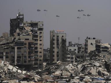 Bantuan kemanusiaan diterbangkan untuk warga Palestina di atas Kota Gaza, Jalur Gaza, Senin 28 Juli 2025. (AP Photo/Jehad Alshrafi)