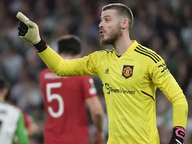 Hanya tinggal menghitung hari, kontrak David De Gea masih belum menemui titik terang. Ya, pada 30 Juni 2023, kiper asal Spanyol yang sejak 2011 membela Manchester United ini akan berstatus bebas transfer jika tak kunjung menandatangani kontrak baru yang masih tersandung poin pemotongan gaji yang lumayan besar. MU pun sudah mengambil ancang-ancang untuk mencari pengganti David De Gea, meskipun jika akhirnya sang kiper memutuskan bertahan. Siapa saja calon kiper pengganti David De Gea? Berikut 3 di antaranya. (AFP/Cristina Quicler)