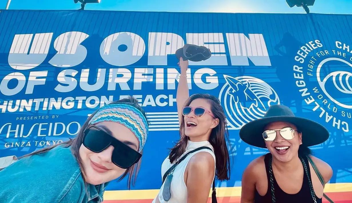 <p>Outfit ke pantai dengan pakaian serba putih ala Marianne Rumantir bisa kita coba, nih. Atau kemeja oversized dengan short plus headpiece untuk menghalau rambut dari kibasan angin. (Foto: Instagram @mariannerumantir)</p>