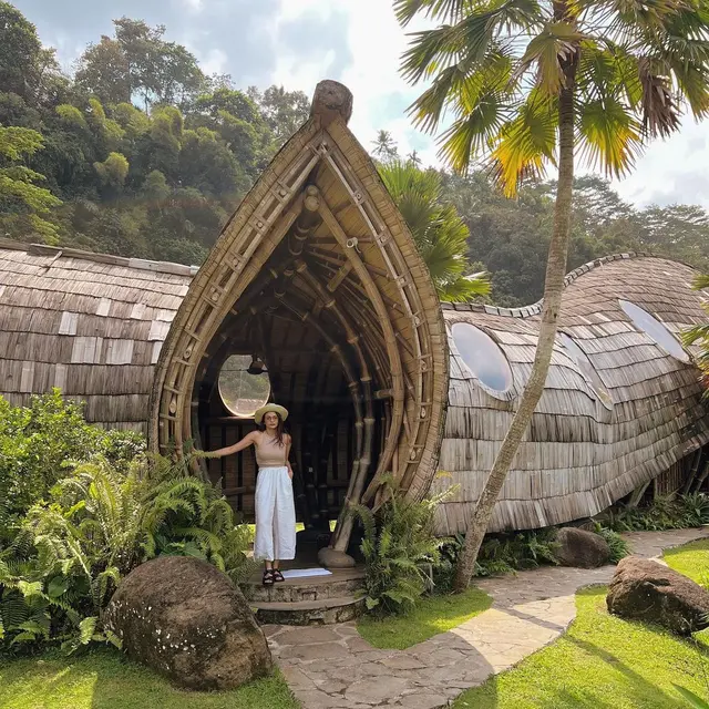 Enzy Storia Kenakan Outfit Kasual Minimalis dengan Harga Maksimalis Saat Honeymoon di Bali