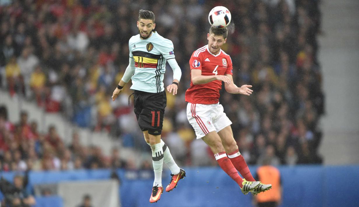 Pemain Belgia, Yannick Carrasco (kiri) berebut bola dengan pemain Wales, Ben Davies pada perempat final Piala Eropa di Stade Pierre-Mauroy, Lille, Prancis, Sabtu (2/7/2016)dini hari WIB. (EPA/Tibor Illyes)