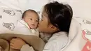 Melalui akun instagram miliknya, Ruben Onsu bercerita bahwa Thalia selalu mencium kening sang adik. (Liputan6.com/IG/ruben_onsu)