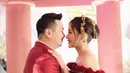 Disebut pasangan serasi, Nex Carlos dan kekasih sudah banyak menjalani pemotretan prewedding sebelum acara sangjit. Keduanya pun tampil kompak saat fitting baju pengantin. Salah satu tema pemotretan keduanya yang tampil keren ialah saat menggunakan tema dari serial Peaky Blinder yang begaya vintage ala tahun 1920-an. (Liputan6.com/IG/@nexcarlos)