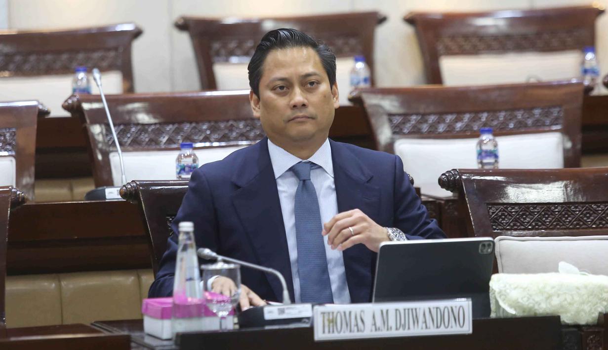 Melalui seleksi fit and proper test yang digelar secara terbuka, Thomas Djiwandono berhasil menyingkirkan dua kandidat lainnya. Tampak dalam foto, Wakil Menteri Keuangan yang juga Calon Deputi Gubernur Bank Indonesia, Thomas Djiwandono saat mengikuti uji kelayakan dan kepatutan di ruang Komisi XI Dewan Perwakilan Rakyat Republik Indonesia di Kompleks Parlemen, Senayan, Jakarta, Senin (26/1/2026). (Merdeka.com/Arie Basuki)