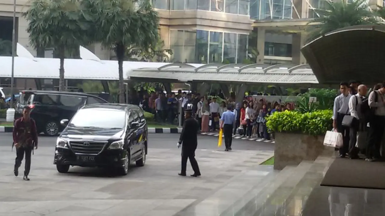 Antrean panjang memasuki gedung BEI menjelang pembukaan saham perdana di 2016 oleh Presiden Joko Widodo. (Foto: Achmad Dwi/Liputan6.com)
