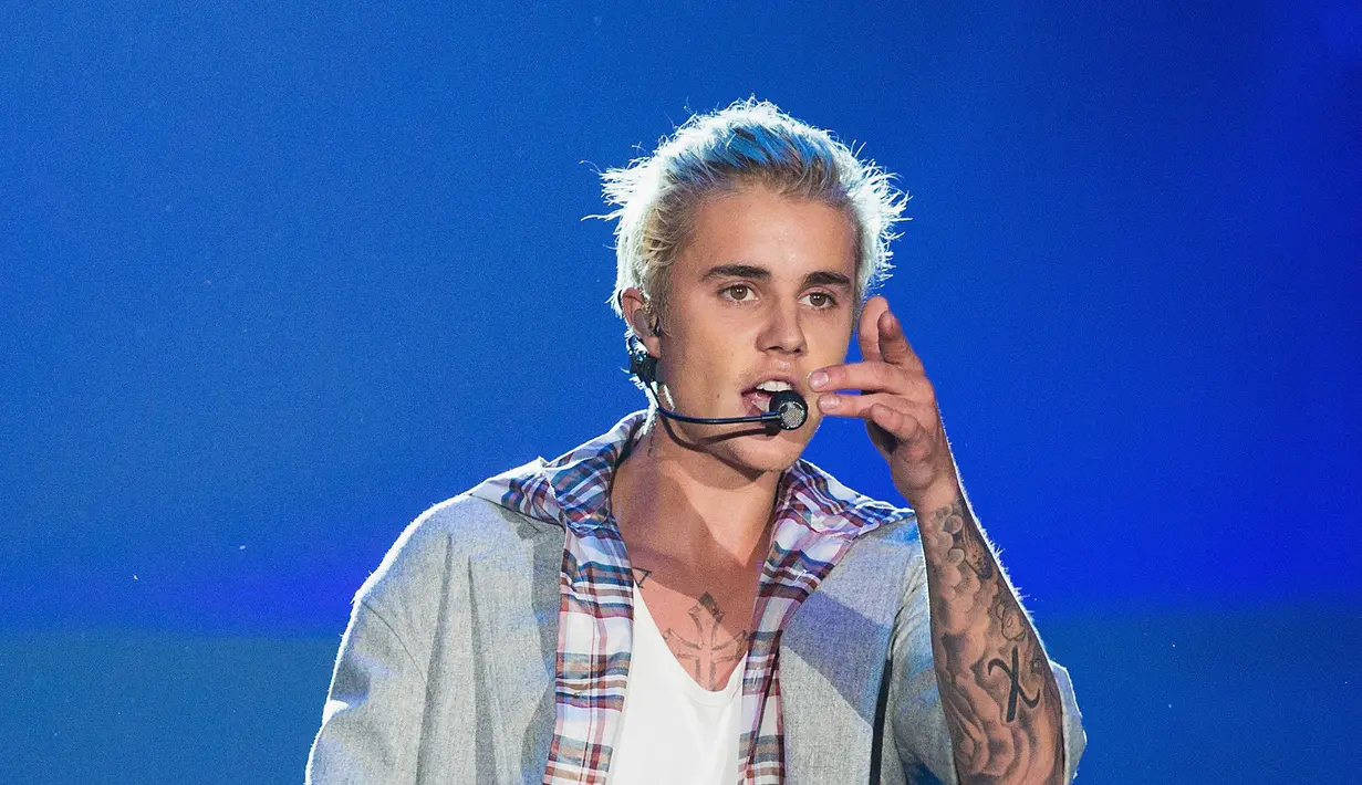 Terlihat Justin melakukan pukulan itu dari dalam mobil daln lewat kaca jendela. Kabarnya Justin sontak kaget dengan sikap fansnya yang mencondongkan tubuhnya ke dalam mobil dan mengejar mobilnya. (AFP/Bintang.com)