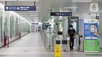 Penumpang melewati gerbang tiket elektronik di Stasiun MRT Bundaran HI, Jakarta, Selasa (3/8/2021). Jumlah penumpang Moda Raya Terpadu (MRT) Jakarta semakin menurun semenjak Pemberlakuan Pembatasan Kegiatan Masyarakat (PPKM). (Liputan6.com/Faizal Fanani)