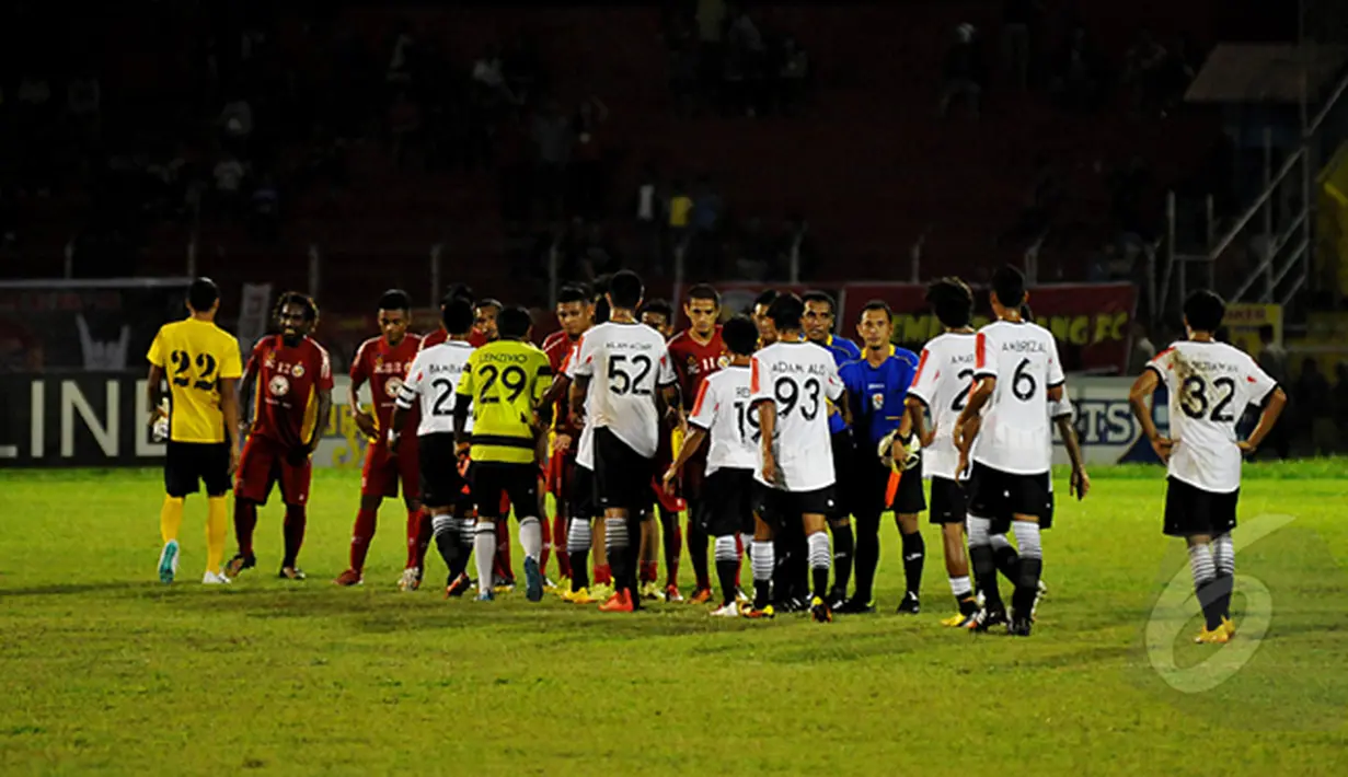 Persija Jakarta membungkam Semen Padang dengan skor 4-0 saat laga SCM Cup 2015 di Stadion H Agus Salim, Padang, Rabu (21/1/2015). (Liputan6.com/Johan Tallo)