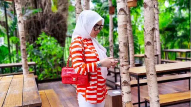 Potret hijab fashion ala Syahrini (Instagram: princessyahrini)