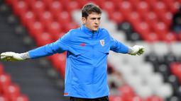 Julen Agirrezabala. Kiper kelahiran Donostia-San Sebastian berusia 21 tahun yang baru saja dipromosikan ke tim senior Athletic Bilbao pada awal musim 2022/2023 setelah sebelumnya bermain bersama tim Athletic Bilbao B ini belum sekalipun membela Timnas senior Spanyol. Saat ini ia dipercaya sebagai bagian skuat Timnas Spanyol U-21 dan telah mengoleksi 5 caps. Meski baru dipromosikan ke tim senior musim ini, ia telah bermain 9 kali bersama tim senior Bilbao pada musim lalu. (twitter/athletic_en)