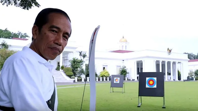 Gaya Kompak Monokrom Kaesang dan Jokowi Saat Adu Panah