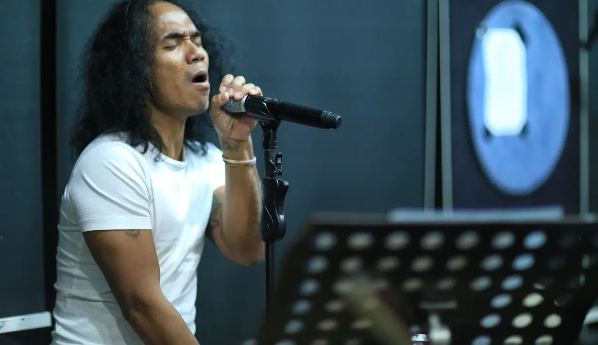 "Nanti ada tukeran lagu juga ama Sheila on 7. Kita bawain lagu Sheila, mereka bawain lagu kita Lagunya apa, rahasia, nanti tonton aja," ujar Bimbim usai jalani latihan. (Adrian Putra/Bintang.com)