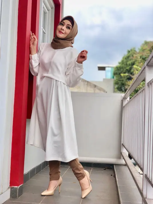 Lama tak muncul, presenter dan pemeran Terry Putri muncul dengan penampilan baru. Perempuan yang dulu tampil seksi itu kini tampil cantik degan balutan hijab. Ia mengaku setelah berhijab rezeki berlipat dari sebelumnya. (Instagram/terryputri)