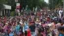 Ratusan warga tampak antusias menyaksikan acara Festival of Nations di Jalan Dago, Bandung, Minggu (26/4//2015). Acara ini menjadi ajang pertukaran budaya antarnegara Asia Afrika. (Liputan6.com/Herman Zakharia) 