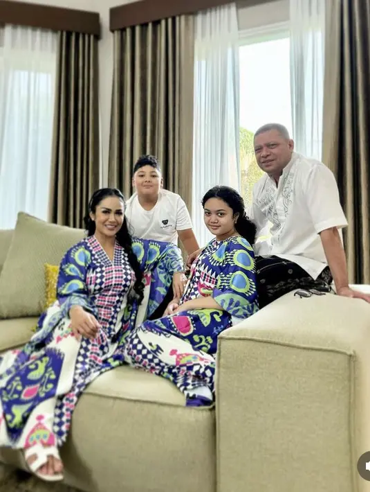 Krisdayanti mengenakan kaftan warna colorful yang serasi dengan Amora. [@krisdayantilemos]