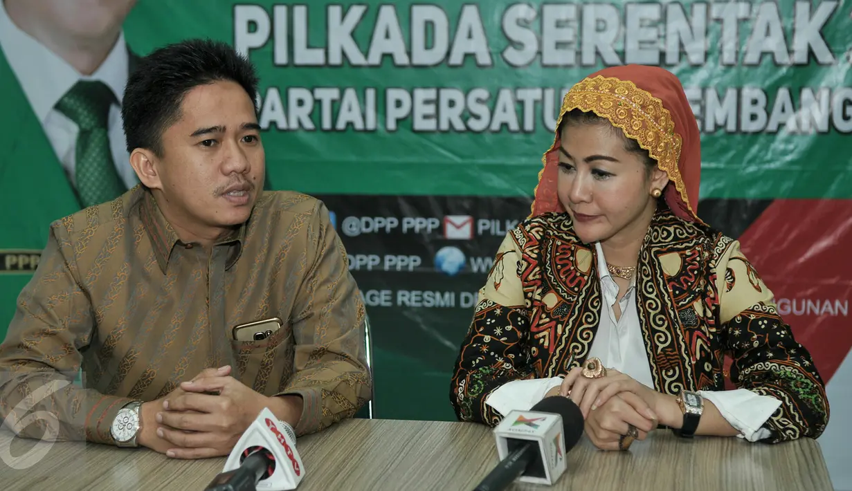 Balon Gubernur DKI Jakarta, Hasnaeni alias Wanita Emas (kanan) saat memberikan keterangan pers di kantor Sekretariat Nasional Bappilu PPP, Jakarta, (20/6). Hasnaeni mengaku bahagia atas ‎kesempatan yang diberikan oleh PPP . (Liputan6.com/Yoppy Renato)