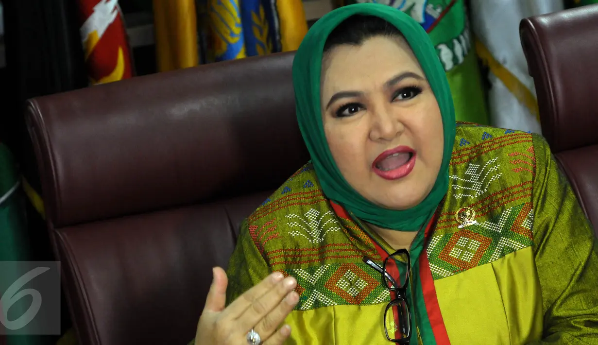 Ibunda Denada yang juga anggota DPD RI, Emilia Contessa, saat wawancara di ruang kerjanya, Gedung DPD RI, Jakarta, Senin (29/6/2015). Emil memberikan keterangan mengenai perceraian Denada dengan sang suami, Jerry Aurum. (Liputan6.com/Faisal R Syam)