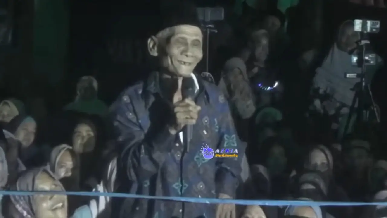 Jemaah Gus Iqdam yang sudah lanjut usia (SS: YouTube Azkia Multimedia)