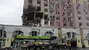 Sebelumnya, Angkatan Udara Ukraina telah mengeluarkan peringatan adanya serangan udara nasional. Rusia dilaporkan meluncurkan gelombang drone dan rudal yang menargetkan berbagai wilayah strategis, termasuk jantung pemerintahan di Kyiv. Tampak dalam foto, tim penyelamat bekerja di lokasi bangunan yang rusak akibat serangan Rusia di Kyiv, Ukraina, Sabtu, 27 Desember 2025. (AP Photo/Efrem Lukatsky)