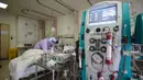Pasien terinfeksi virus corona COVID-19 menerima perawatan Oksigenasi Membran Extracorporeal (ECMO) di rumah sakit Palang Merah di Wuhan, 28 Februari 2020. Covid-19 telah mewabah hingga ke lebih dari 60 negara dimana dari kasus-kasus infeksi, ada lebih dari 3.000 kematian yang terjadi.  (STR/AFP)