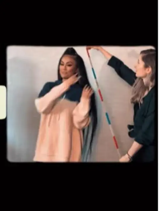 Selain disamakan warna, rambut Agnez Mo juga diukur panjangnya sehingga tak salah saat pembuatan patung lilin nanti. (Foto: Instagram/@agnezmo)