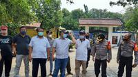 Wali Kota Bekasi, Rahmat Effendi memantau lokasi semburan lumpur di Jatisampurna, Bekasi. (Istimewa)