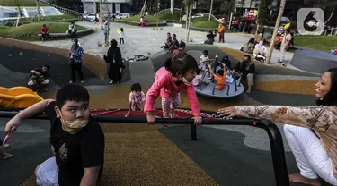 Anak-anak bermain di Taman Sambas Asri, Jakarta, Sabtu (18/6/2022). Menteri Pariwisata dan Ekonomi Kreatif Sandiaga Salahuddin Uno mendeklarasikan Taman Rekreasi Aman, Nyaman, dan Menyenangkan untuk memastikan keamanan dan keselamatan warga maupun wisatawan. (Liputan6.com/Johan Tallo)