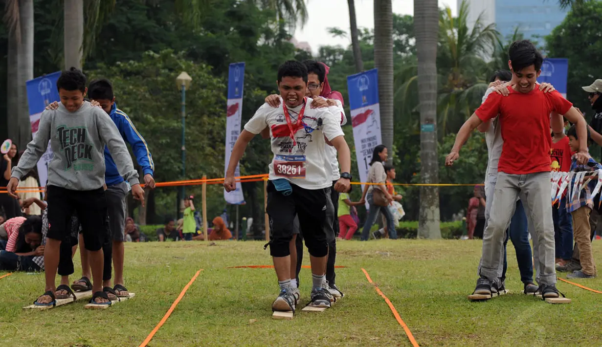 Lomba jalan menggunakan bakiak mewarnai HUT RI ke-69 di kawasan Tugu Monas, Jakarta, (31/8/2014). (Liputan6.com/Helmi Fithriansyah)