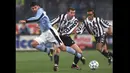 Petualangan Zidane dimulai pada 1996 dengan menandatangani kontrak bersama Juventus. Zidane pun seperti menemukan tempat yang sesungguhnya bersama Bianconeri. Satu per satu gelar juara pun diraihnya bersama Juventus. (Foto: AFP/Gabriel Bouys)