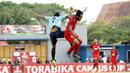Pemain Universitas Muhammadiyah Malang (UMM), Diki, duel udara dengan pemain Universitas Negeri Malang (UM), Gana, pada laga final Torabika Campus Cup 2017 di Stadion UM, Malang, Kamis, (02/11/2017). UMM menang 2-0 atas UM. (Bola.com/M Iqbal Ichsan)