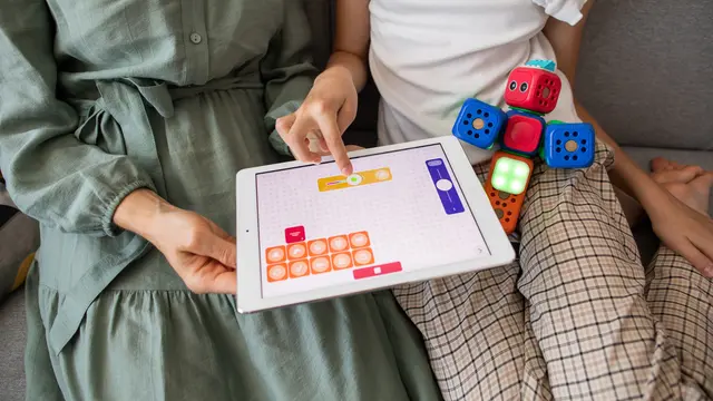 Orangtua Bisa Mulai dari Hal Sederhana untuk Temani Anak di Dunia Digital