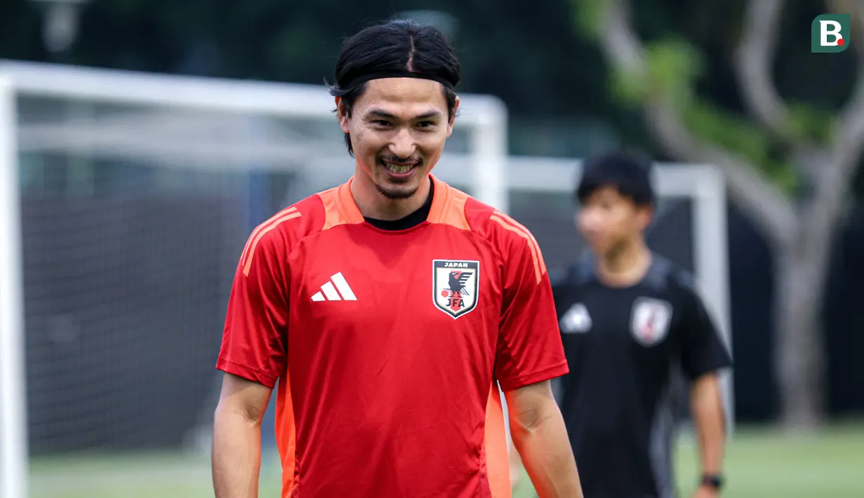 <p>Pemain Timnas Jepang, Takumi Minamino saat melakukan sesi latihan menjelang laga lanjutan putaran ketiga Kualifikasi Piala Dunia 2026 melawan Timnas Indonesia yang berlangsung di Lapangan A, Kompleks Stadion Utama Gelora Bung Karno (SUGBK), Senayan, Jakarta, Rabu (13/11/2024). (Bola.com/Bagaskara Lazuardi)</p>