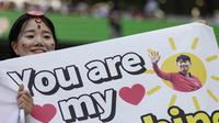Bahkan salah satu suporter wanita yang hadir membawa poster bertuliskan "You are my Sonshine" lengkap dengan gambar Son Heung-min. (AP Photo/Alessandra Tarantino)