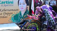 Perayaan hari Kartini hari ini diwarnai dengan aksi unjuk rasa ratusan pelajar dan mahasiswa di Bundaran Hotel Indonesia, Jakarta Pusat.