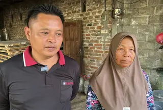 Nenek Sumarti dan menantunya