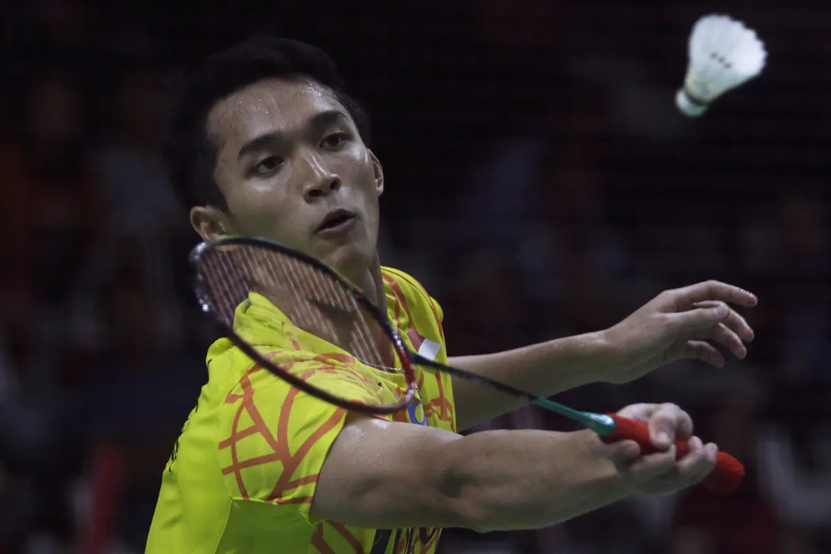 Tunggal putra Indonesia, Jonatan Christie, mengembalikan kok saat melawan tunggal India. (Bola.com/Yoppy Renato)