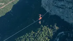 Flying Frenchies adalah olahraga ekstreem perpaduan terjun payung, selancar dan berjalan seimbang di atas tali, pegunungan Vercors Perancis, Rabu (9/11). (REUTERS/ redbullcontentpool)